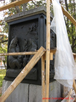 Горельефы  у памятника И.А. Крылову